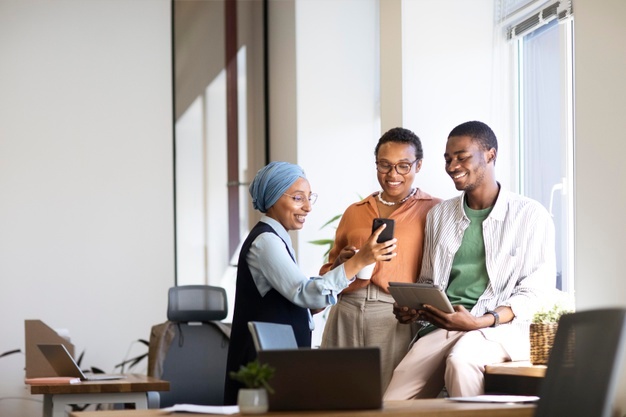 funcionario conversando com colegas do sexo feminino em seu novo trabalho de escritório embaixadores da marca