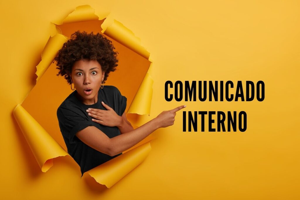 Mulher negra apontando para a informação de endomarketing