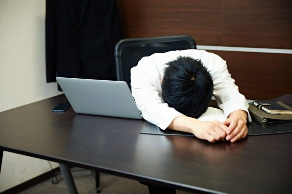 japones-exausto-na-mesa-do-trabalho-devido-a-sindrome-de-karoshi